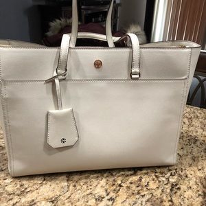 MAKE AN OFFER TORY BURCH white pearled purse.